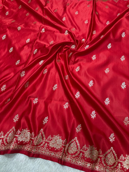 Elegant Crimson Red Katan Silk Banarasi Saree with Delicate Floral Arch Border and Full-Bloomed Rose Butis