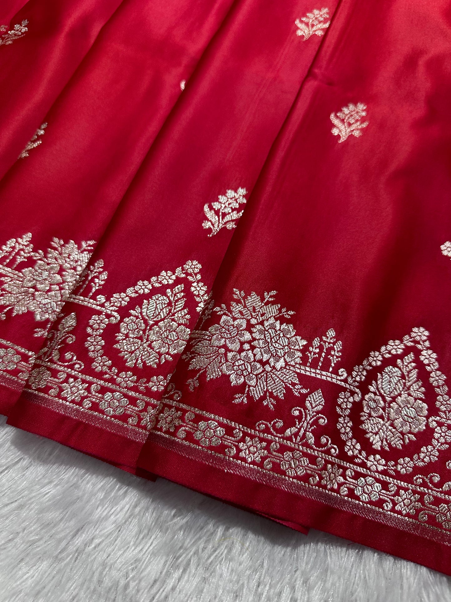 Elegant Crimson Red Katan Silk Banarasi Saree with Delicate Floral Arch Border and Full-Bloomed Rose Butis