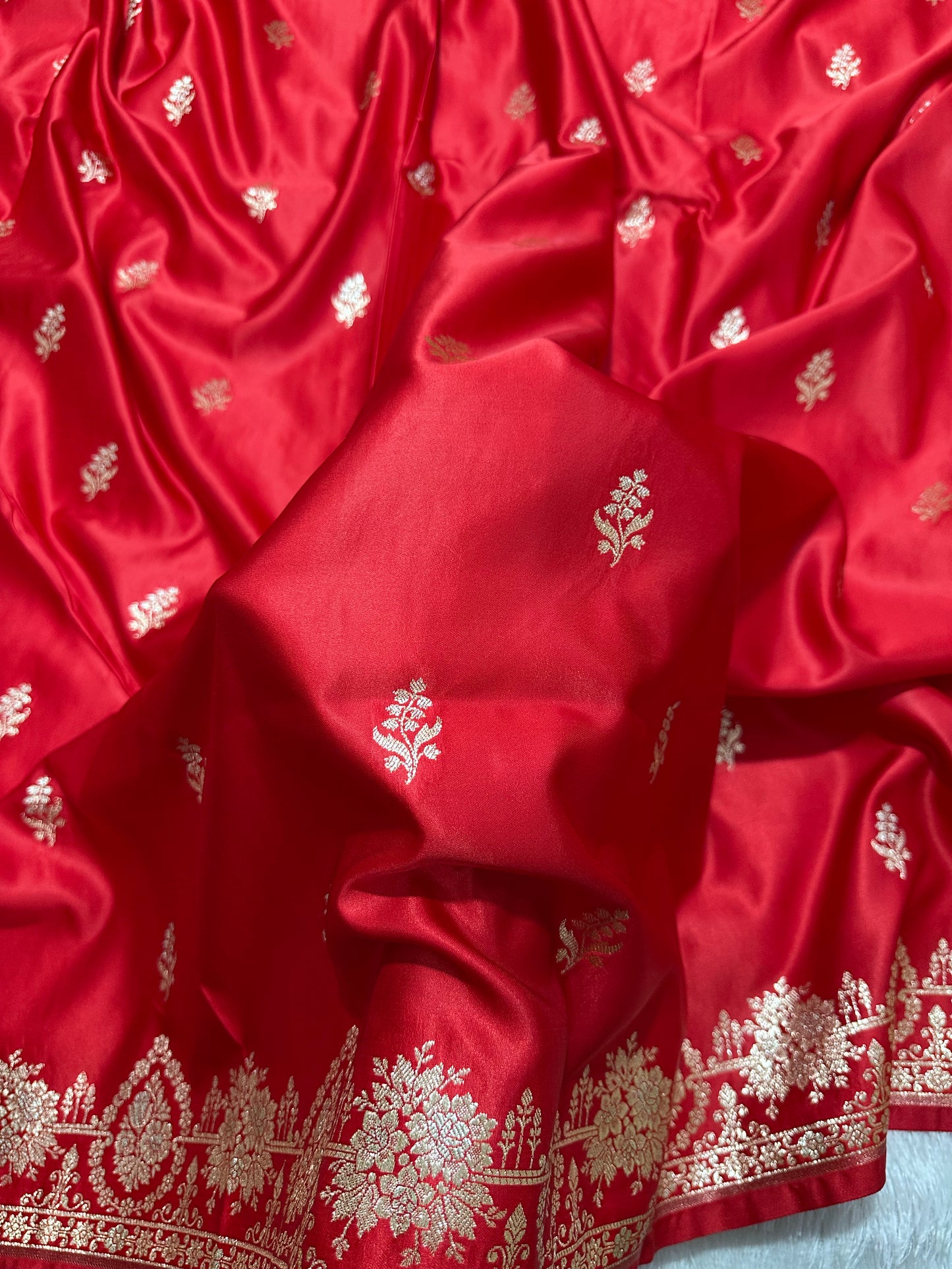 Elegant Crimson Red Katan Silk Banarasi Saree with Delicate Floral Arch Border and Full-Bloomed Rose Butis