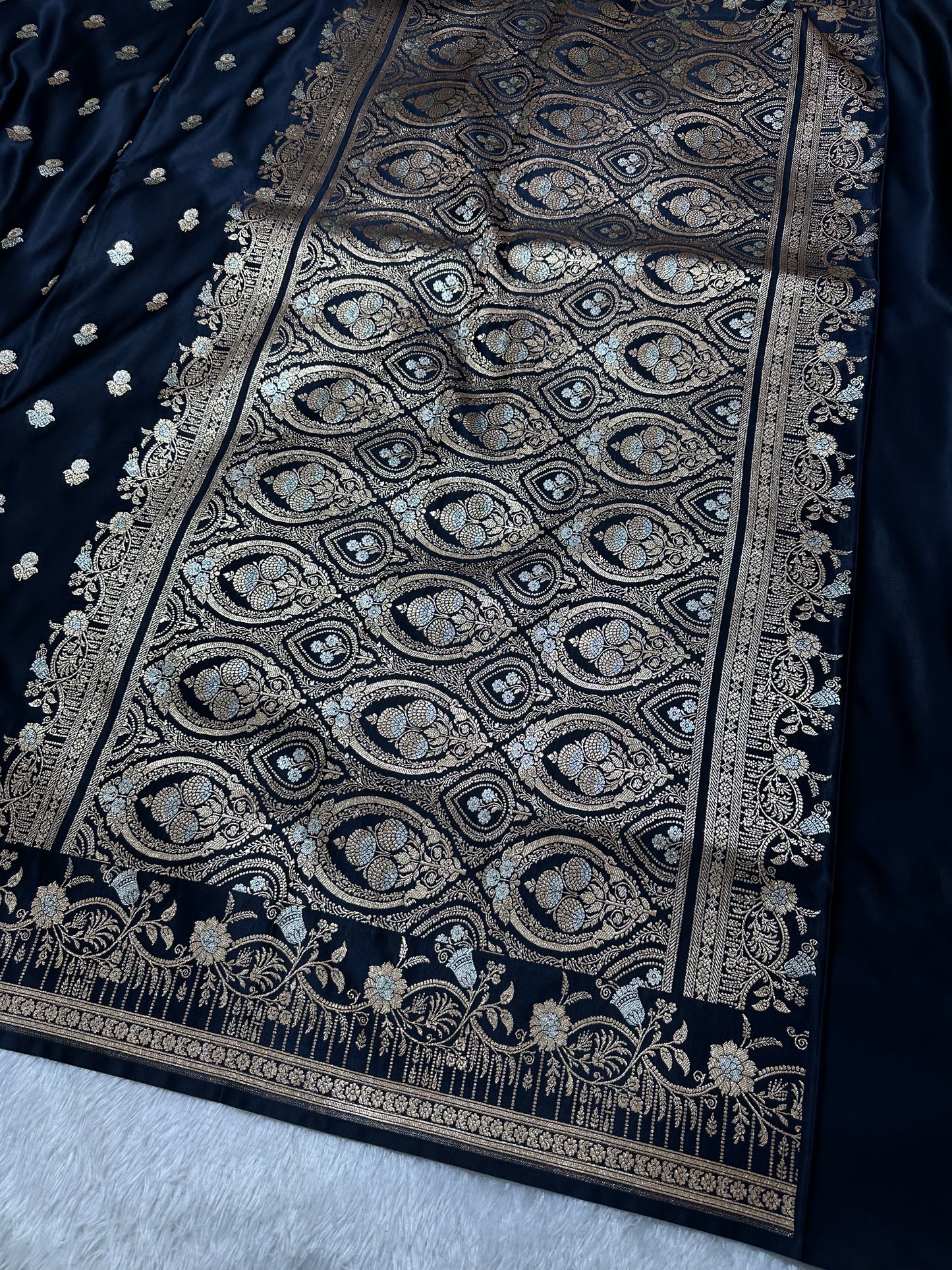 Elegant Jet Black Katan Silk Banarasi Saree with Delicate Floral Arch Border and Full-Bloomed Rose Butis
