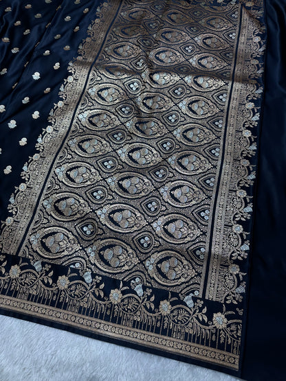 Elegant Jet Black Katan Silk Banarasi Saree with Delicate Floral Arch Border and Full-Bloomed Rose Butis