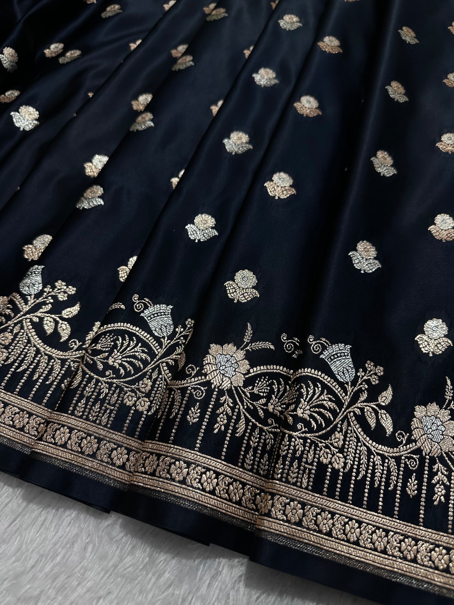 Elegant Jet Black Katan Silk Banarasi Saree with Delicate Floral Arch Border and Full-Bloomed Rose Butis