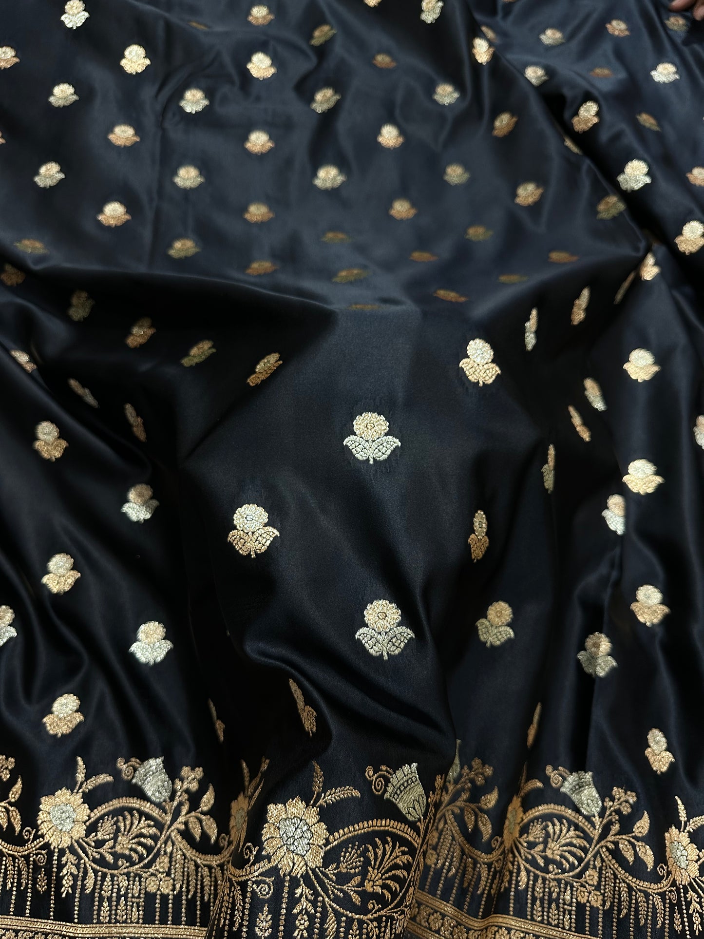 Elegant Jet Black Katan Silk Banarasi Saree with Delicate Floral Arch Border and Full-Bloomed Rose Butis